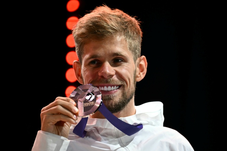 Jimmy Gressier avec sa médaille de bronze du 5.000 m aux Mondiaux de Tokyo, le 21 septembre 2025 