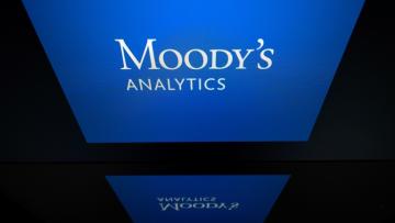 Le logo de l'agence Moody's Analytics, le 18 mars 2025