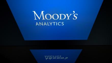 Cette photo d'illustration montre le logo de l'agence de notation Moody's, à Toulouse, le 18 mars 2025