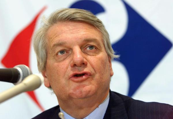 Daniel Bernard, PDG de Carrefour, lors d'une conférence de presse à au Japon, le 7 décembre 2000