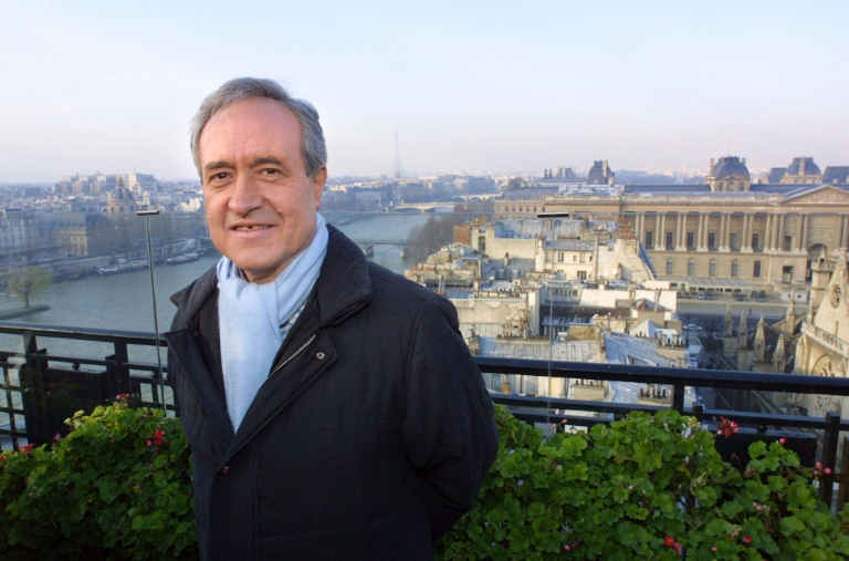 Jean Tiberi, candidat alors à sa propre succession en tant que maire de Paris, le 16 janvier 2001 sur la terrasse d'un restaurant parisien