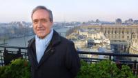 Jean Tiberi, candidat alors à sa propre succession en tant que maire de Paris,  le 16 janvier 2001 sur la terrasse d'un restaurant parisien 