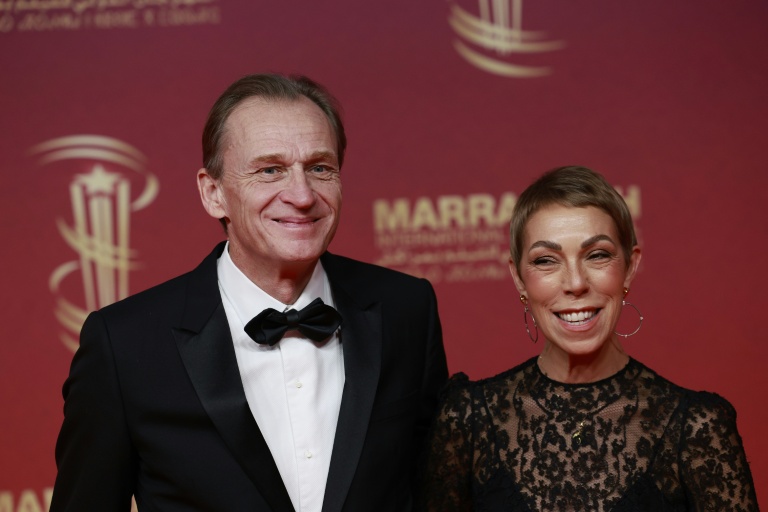 Le producteur Nicolas Altmayer (g) et Mathilde Fvier, directrice des relations publiques de Dior, au festival du film de Marrakech, le 29 novembre 2025 au Maroc