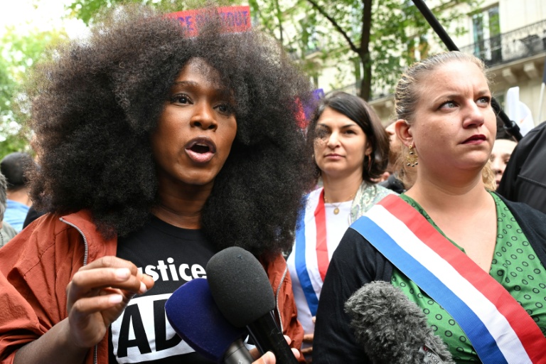Assa Traoré (g), la soeur d'Adama, au côté de la cheffe du groupe La France insoumise à l'Assemblée nationale, Mathilde Panot (d), au cours d'une marche contre les violences policières, à Paris, le 23 septembre 2023