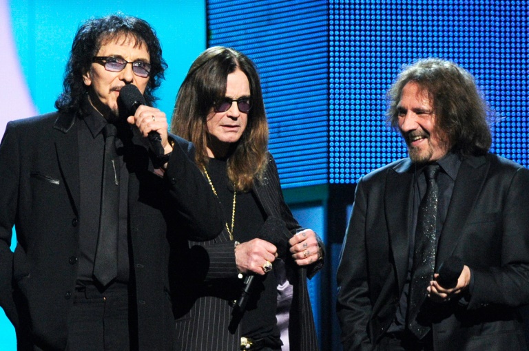 (De g. à d.) Tony Iommi, Ozzy Osbourne et Geezer Butler, du groupe Black Sabbath, s'expriment sur scène lors de la 56e cérémonie des Grammy Awards, au Staples Center de Los Angeles, le 26 janvier 2014