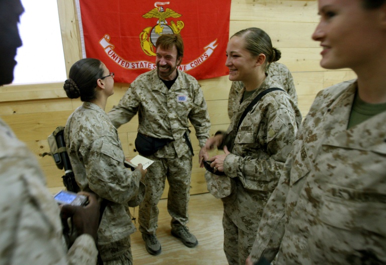 Chuck Norris à la rencontre de soldats, marins et Marines américains sur la base d'Al-Asad, en Irak, le 31 octobre 2006