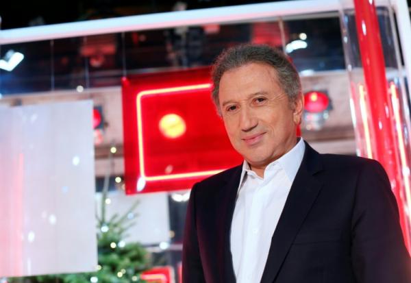 L'animateur Michel Drucker sur le plateau de l'émission "Vivement Dimanche", le 11 décembre 2012 à Paris