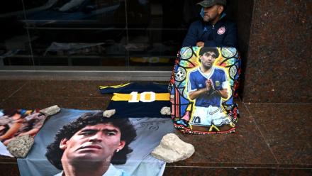 Des objets à l'effigie de Diego Maradona devant un tribunal de San Isidro en Argentine, le 21 octobre 2026