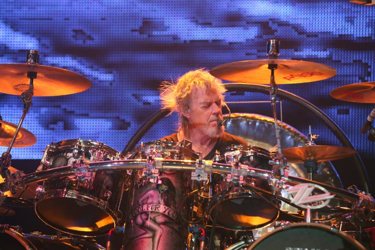 Frank Beard, batteur du groupe ZZ Top, lors d'un concert le 12 juillet 2013 à Epernay, en France.