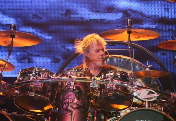 Frank Beard, batteur du groupe ZZ Top, lors d'un concert le 12 juillet 2013 à Epernay, en France.