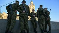 Des militaires russes attendent le début des répétitions du défilé militaire du 9-Mai, sur la place Rouge à Moscou, le 4 mai 2026