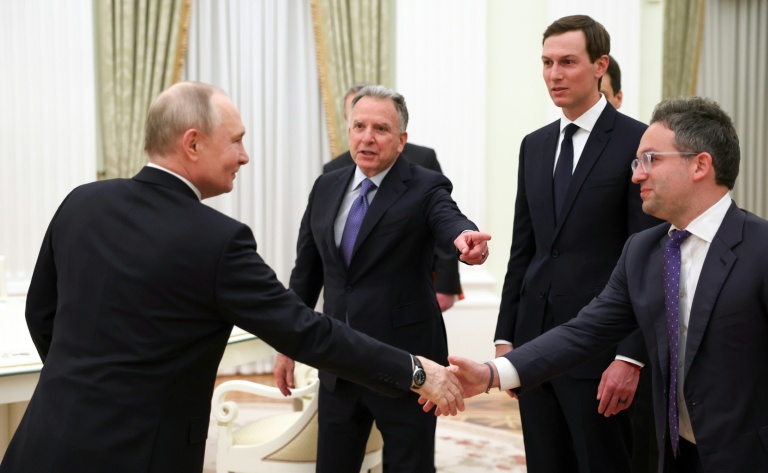 Une photo distribuée par l'agence d'Etat russe Spoutnik montre le président Vladimir Poutine recevant les émissaires américains Steve Witkoff, Jared Kushner et Josh Gruenbaum, le 22 janvier 2026 au Kremlin