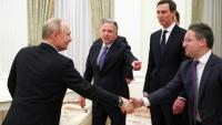 Une photo distribuée par l'agence d'Etat russe Spoutnik montre le président Vladimir Poutine recevant les émissaires américains Steve Witkoff, Jared Kushner et Josh Gruenbaum, le 22 janvier 2026 au Kremlin