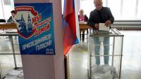 Un homme vote à Marioupol le 27 septembre 2022 lors de l'un des "référendums" organisés par la Russie dans les régions qu'elle contrôle en Ukraine en vue de leur annexion.