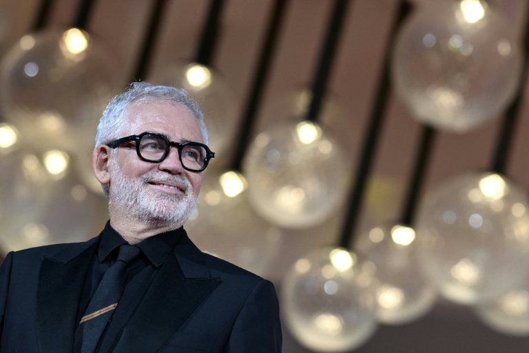 Le réalisateur français Stéphane Brizé lors de la montée des marches pour la projection du film 