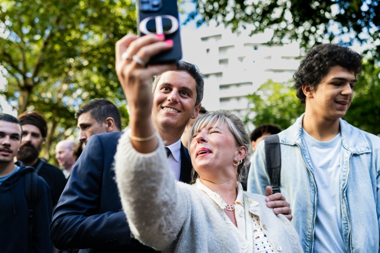Gabriel Attal, secrétaire général de Renaissance et candidat à la présidentielle de 2027, fait un selfie avec une personne venue le saluer lors d'une visite à la braderie de Lille, le 5 septembre 2026