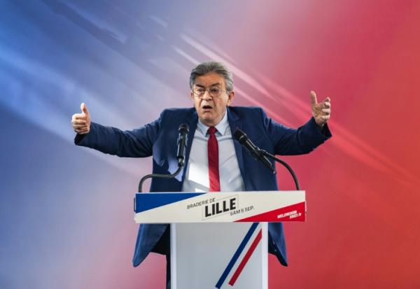 Le leader de La France insoumise et candidat à l'élection présidentielle française Jean-Luc Mélenchon tient un discours à la braderie de Lille, le 5 septembre 2025