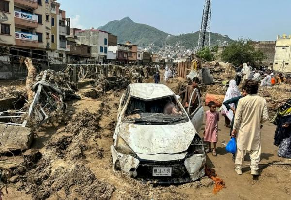 De violentes pluies de mousson dans le nord du Pakistan ont dévasté la localité de Mingora, dans la province de Khyber Pakhtunkhwa, où les survivants constatent les dégâts, le 16 août 2025
