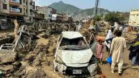 De violentes pluies de mousson dans le nord du Pakistan ont dévasté la localité de Mingora, dans la province de Khyber Pakhtunkhwa, où les survivants constatent les dégâts, le 16 août 2025
