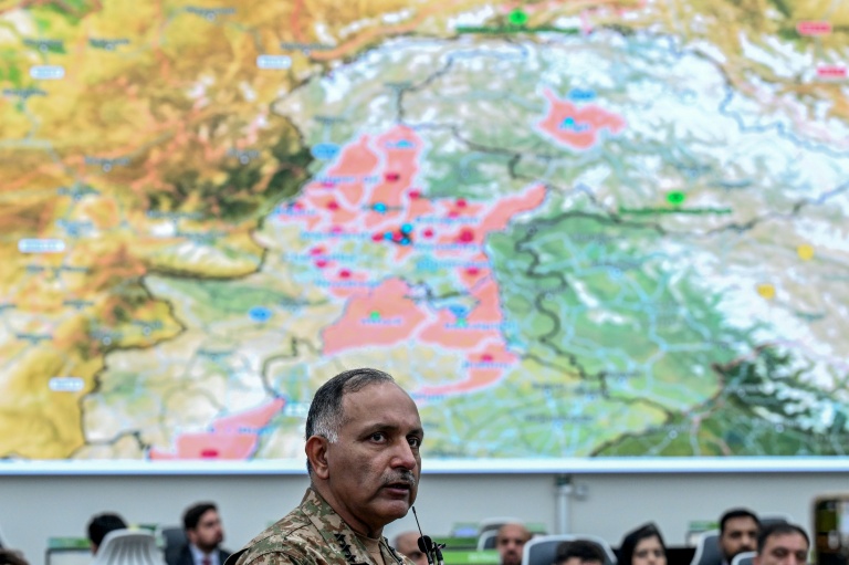 Inam Haider, à la tête de l'Autorité pakistanaise de gestion des catastrophes, lors d'un point presse à Islamabad au Pakistan le 17 août 2025