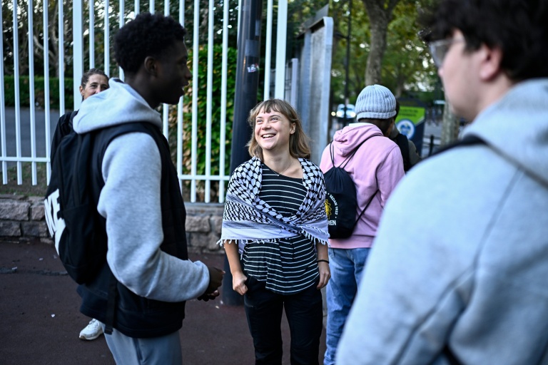 La militante écologiste suédoise Greta Thunberg parle à des jeunes qui se préparent à bloquer le lycée Paul-Eluard de Saint-Denis, le 13 octobre 2026