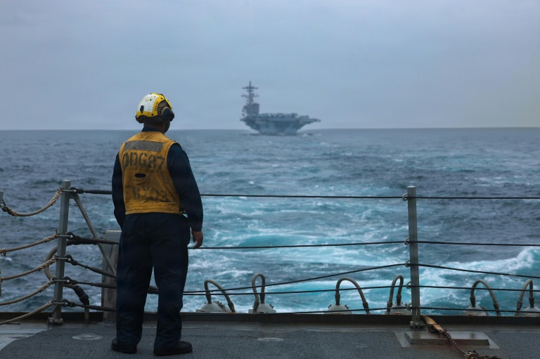Photo diffusée diffusée par le Commandement central des forces navales des États-Unis, le 9 septembre 2026, montrant un marin américain debout sur le pont d'envol du destroyer lance-missiles de classe Arleigh Burke USS Mason, le 4 septembre 2026 en mer