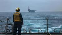 Photo diffusée diffusée par le Commandement central des forces navales des États-Unis, le 9 septembre 2026, montrant un marin américain debout sur le pont d'envol du destroyer lance-missiles de classe Arleigh Burke USS Mason, le 4 septembre 2026 en mer