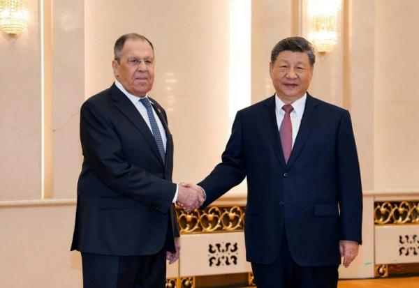 Photo diffusée sur le compte Telegram du ministère russe des Affaires étrangères, le 15 avril 2026, montrant le ministre russe des Affaires étrangères, Sergueï Lavrov (g) et le président chinois Xi Jinping à Pékin
