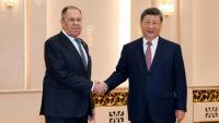 Photo diffusée sur le compte Telegram du ministère russe des Affaires étrangères, le 15 avril 2026, montrant le ministre russe des Affaires étrangères, Sergueï Lavrov (g) et le président chinois Xi Jinping à Pékin