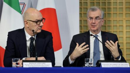 Le ministre de l'Economie Roland Lescure et le gouverneur de la Banque de France François Villeroy de Galhau lors d'une conférence de presse à Paris, à l'occasion d'un G7 Finances, le 3 février 2026