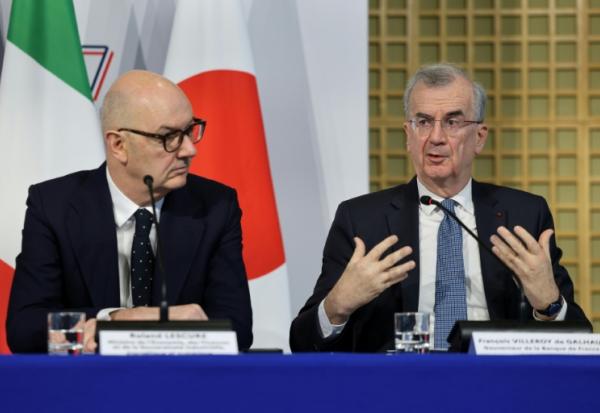 Le ministre de l'Economie Roland Lescure et le gouverneur de la Banque de France François Villeroy de Galhau lors d'une conférence de presse à Paris, à l'occasion d'un G7 Finances, le 3 février 2026
