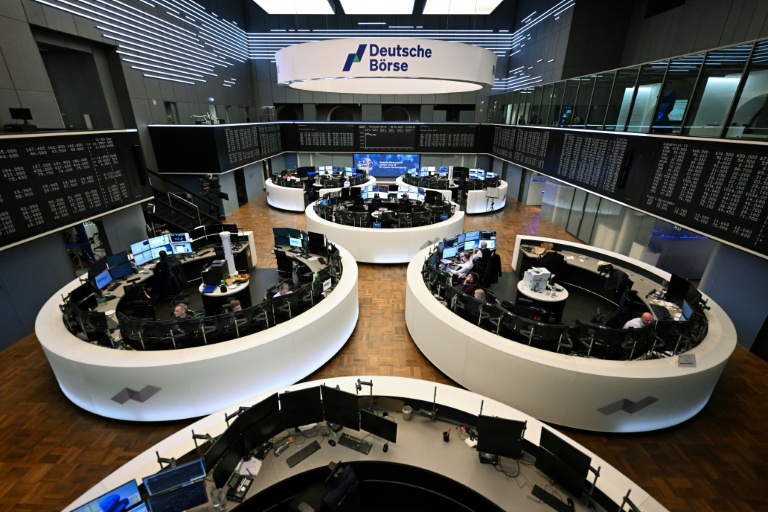 Des traders devant un tableau d'affichage de l'indice Dax, à la Bourse de Francfort le 8 avril 2026