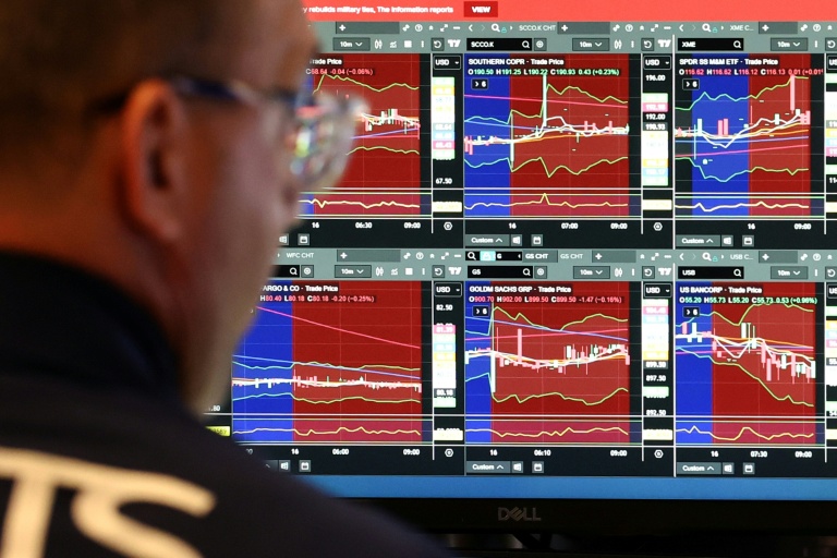Un trader devant ses écrans à la Bourse de New York, le 16 avril 2026