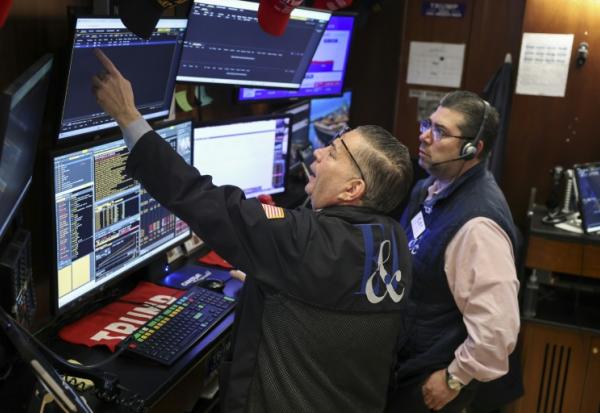 Des opérateurs à la Bourse de New York le 18 mars 2026