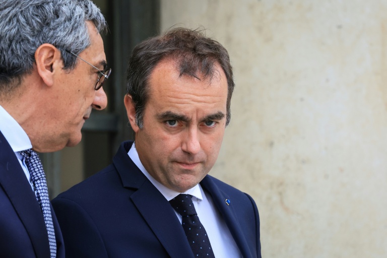 Le ministre du Commerce, Serge Papin et le Premier ministre, Sébastien Lecornu, au palais de l'Élysée à Paris le 20 mai 2026