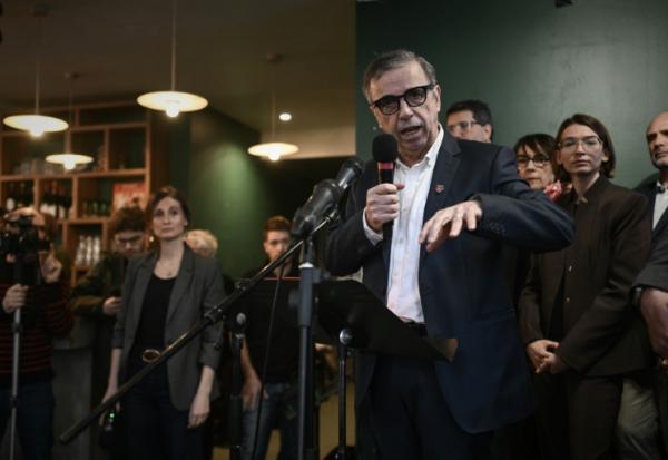 Le maire écologiste Pierre Hurmic (c), candidat à sa réélection, lors du lancement de sa campagne pour les muncipales, le 9 janvier 2026 à Bordeaux