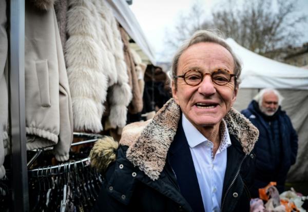 Alain Carignon, ancien ministre et ancien maire de Grenoble, candidat tête de liste des Républicains à la mairie de Grenoble, distribue des tracts de campagne sur un marché, le 7 février 2026 à Grenoble