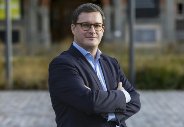 Le maire socialiste de Lille, Arnaud Deslandes, le 10 décembre 2025 devant l'hôtel de ville