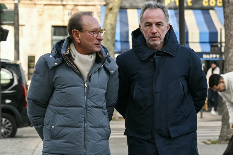 L'ancien maire socialiste de Paris Bertrand Delanoë et Emmanuel Grégoire en campagne sur un marché dans le 13e arrondissement de Paris, le 11 janvier 2026