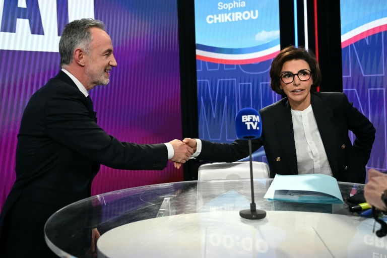 Rachida Dati, candidate LR à la mairie de Paris, et Emmanuel Grégoire, député PS et Apparentés et candidat à la mairie de Paris, sur le plateau avant un débat télévisé organisé par BFMTV à Paris, le 18 mars 2026