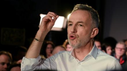 Emmanuel Grégoire, candidat de la gauche unie hors LFI à la mairie de Paris, en meeting à La Bellevilloise, dans la capitale, le 14 janvier 2026