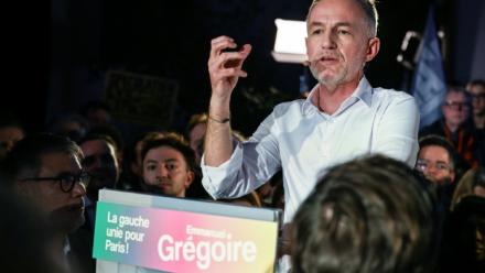 Le socialiste Emmanuel Grégoire, candidat de l'union de la gauche hors LFI aux municipales à Paris, lors d'un meeting, le 14 janvier 2026 à Paris