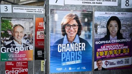 (g-d) Des affiches électorales d'Emmanuel Grégoire, candidat de la gauche unie hors LFI, de l'ex-ministre de la Culture et candidate des Républicains (LR) Rachida Dati et de la candidate de la France Insoumise Sophia Chikirou à Paris, le 5 mars 2026
