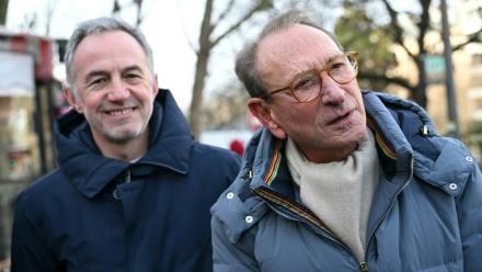 Emmanuel Grégoire (g), candidat de la gauche à la mairie de Paris, avec Bertrand Delanoë, l'ancien maire de Paris (2001-2014), à Paris, dans le 13e arrondissement, le 11 janvier 2026