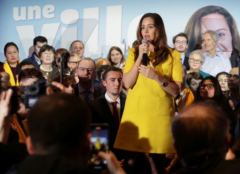 Sarah Knafo (C), la candidate du parti d'extrême droite Reconquête!, à Paris le 15 mars 2026