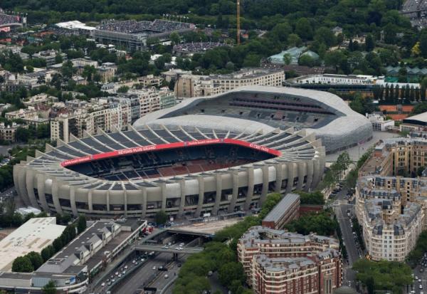 Le Parc des Princes (G) et le stade Jean Bouin à Paris 29 mai 2015