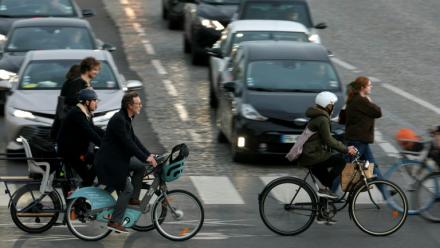 Vélos à l'heure de pointe dans Paris, le 8 octobre 2024