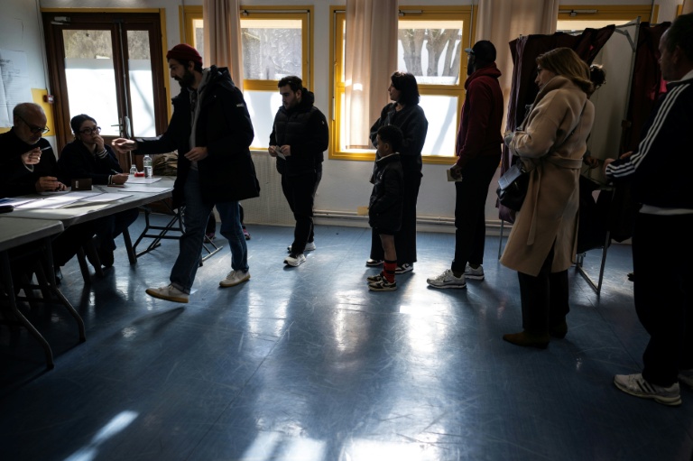 Des électeurs arrivent pour voter au 1er tour des municipales à Toulouse, le 15 mars 2026