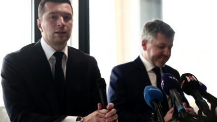 Le président du Rassemblement national Jordan Bardella, à gauche, avec à sa droite le candidat RN à la mairie de Marseille Franck Allisio, le 6 mars 2025, à Marseille