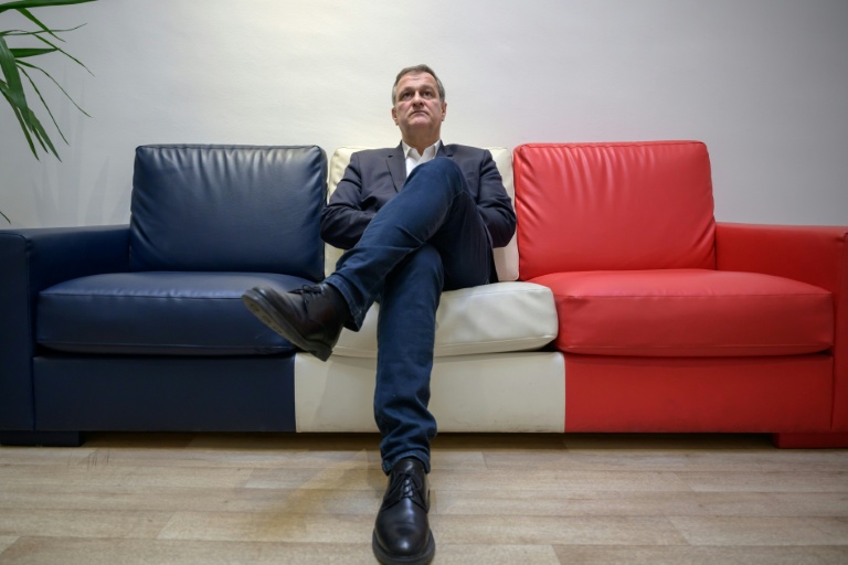 Le maire de Perpignan et vice-président du Rassemblement National (RN), Louis Aliot, pose dans son bureau à Perpignan (Pyrénées-Orientales), le 6 février 2026